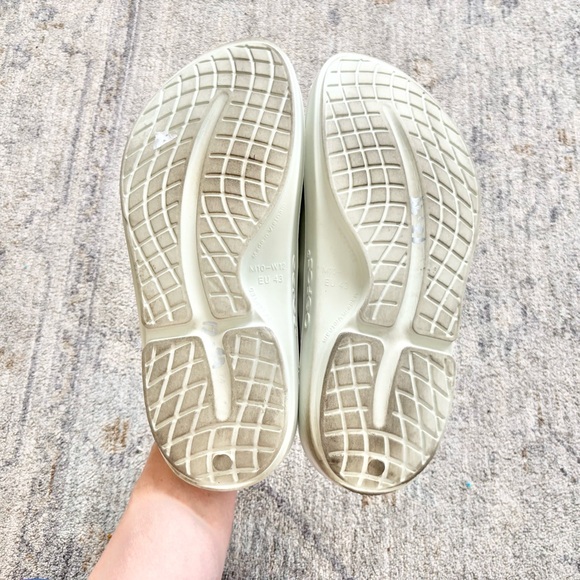 OOFOS OOahh UNISEX White Slide Sandals M10/W12 Recovery Comfy Casual - Picture 4 of 7